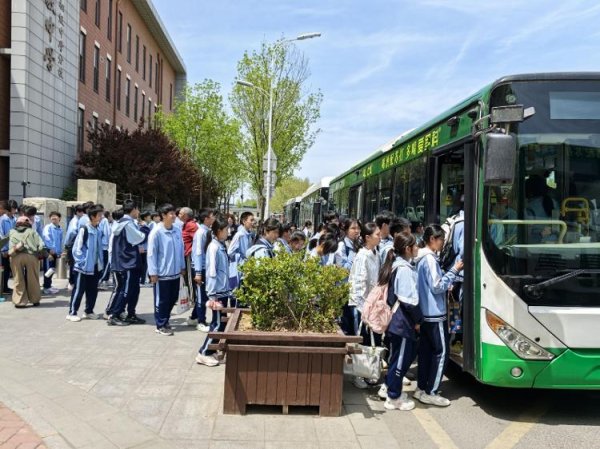 青岛公交“定制专车”暖心护航 青岛学子体育中考出行无忧
